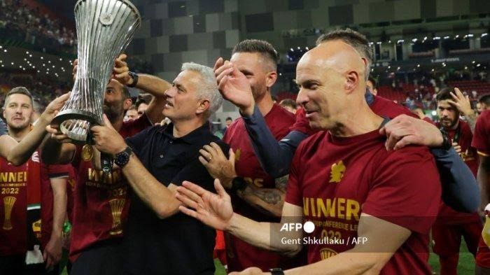 Selebrasi juara skuad AS Roma dan Jose Mourinho (AFP via tribunnews.com)