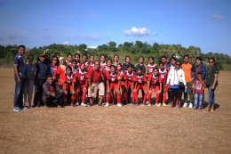 Tim Putri SMA Negeri 1 Pantai Baru bersama Tim Pelatih dan Para Guru (Dokpri)