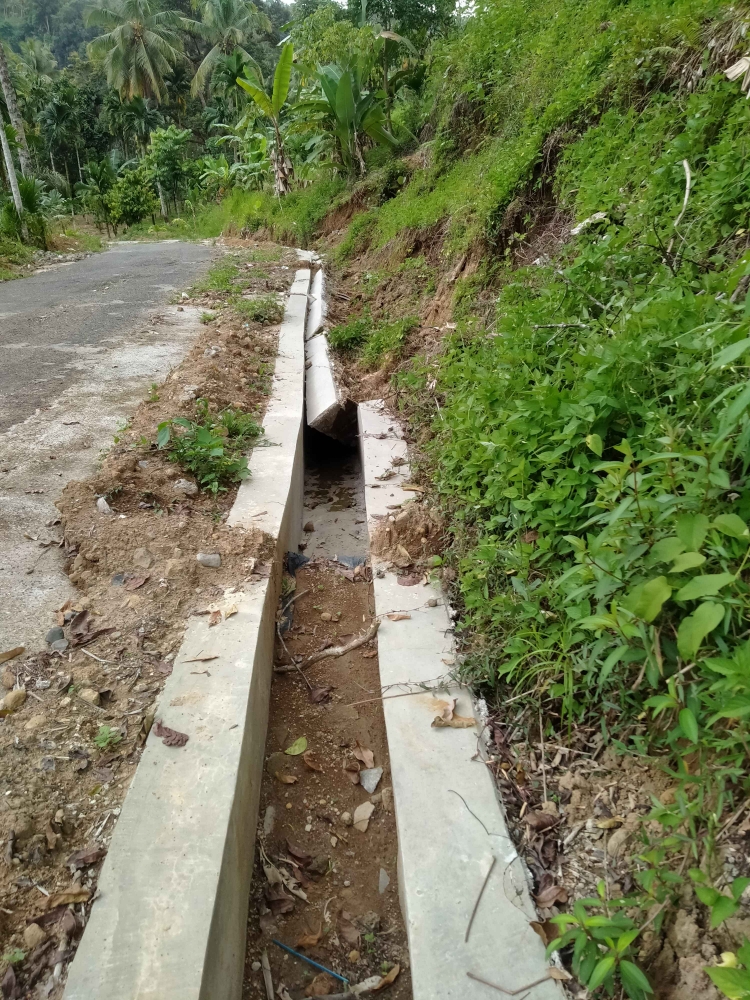 Drainase untuk saluran air hujan yang baru dibangun terkena longsor. (foto dok damanhuri)