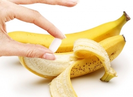 Ilustrasi gambar minum obat menggunakan pisang: beritasulsel.com