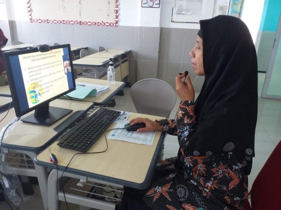 Guru sedang mengajar secara online/daring (azizah/mudipat.co)
