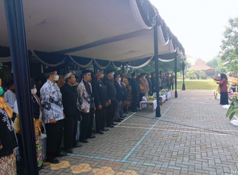Para tamu undangan menyanyikan lagu kebangsaan Indonesia Raya