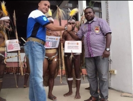 Andreas Swewali Ketua Gepenta Kab. Jayapura saat sosialisasi dan foto bersama Kepala BNN Papua. dokpri