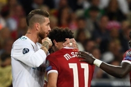 Momen final Liga Champions 2017/2018, Madrid vs Liverpool. Sergio Ramos memeluk Salah yang bermain 30 menit saja: AFP/FRANCK FIFE via Kompas.com