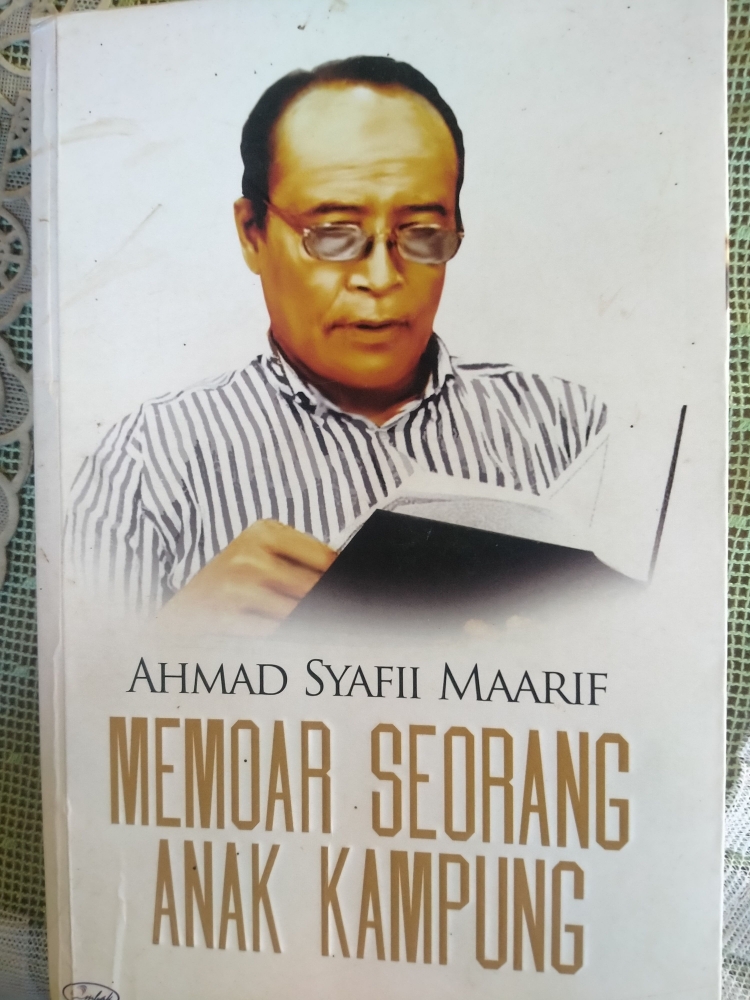 Buku Memoar Seorang Anak Kampung karya Buya Ahmad Syafii Maarif. (foto dok damanhuri)