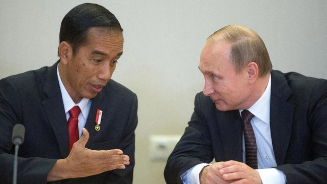 Diplomasi bilateral Presiden Jokowi dan Presiden Putin sebelum KTT ASEAN-Russia. (Host Photo Agency / AFP)
