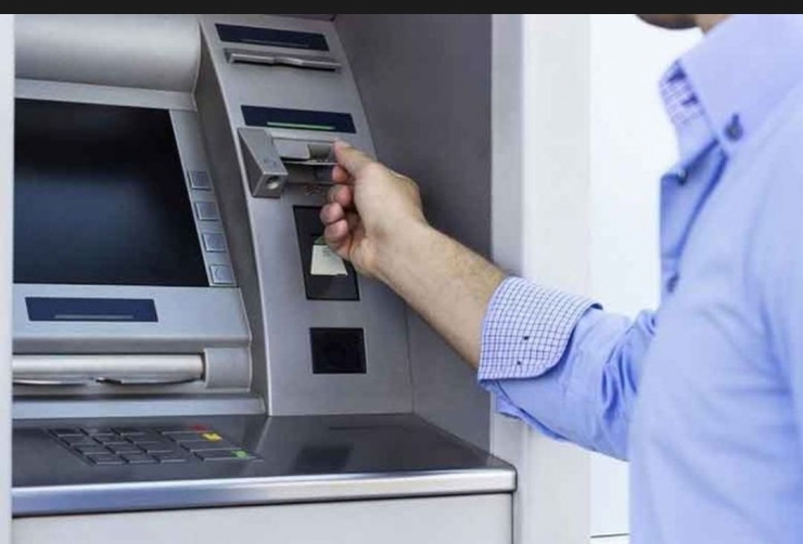 Ilustrasi nasabah yang menjadi korban Skimming di mesin ATM. Foto Thinkstock via kompas