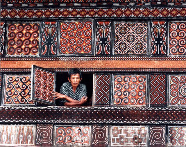 motif dinding rumah adat toraja (sumber: Phinemo.com)