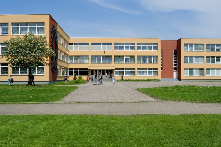 Sekolah negeri dan sekolah swasta sama-sama butuh dukungan finansial (SHUTTERSTOCK)