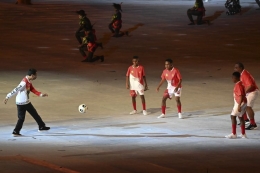 Presiden Jokowi peduli olahraga, juga sepak bola. Foto Jokowi dalam pembukaan PON di Papua - Antarafoto/Nova Wahyudi