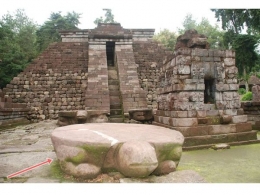 Arca kura-kura (tanda panah) pada Candi Sukuh (Sumber: kebudayaan.kemdikbud.go.id) 