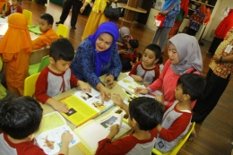 Interaksi tercipta antara anak dan para orang tua di Children Library Pertakaan Soeman HS (Kementerian Pemberdayaan Perempuan dan Perlindungan RI)