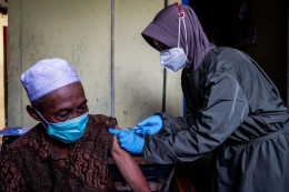 Petugas kesehatan menyuntikkan vaksin Covid-19 kepada warga lansia di Desa Sukanagalih (KOMPAS.com/GARRY LOTULUNG)