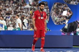 Mohamed Salah berjalan lunglai usai pengalungan medali di final Liga Champions 2021/2022: PAUL ELLIS via Kompas.com