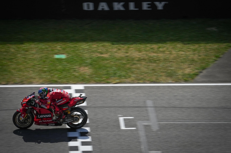 Francesco Bagnaia Melewati Garis Finish (sumber foto: MotoGP)