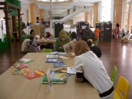 Pendongeng bisa membacakan buku-buku cerita yang ada di Children Library Perpustakaan Soeman HS (jordan-distilingga.blogspot.com)
