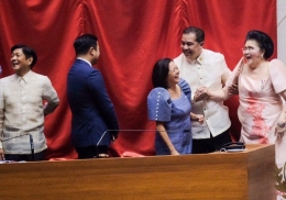 Imelda Marcos ibu  dan menantu berbagi tawa Lisa  Marcos setelah diumumkan Ferdinand Marcos Jr.  Presiden - terpilih, 25/05/22. |Foto :Benarnews