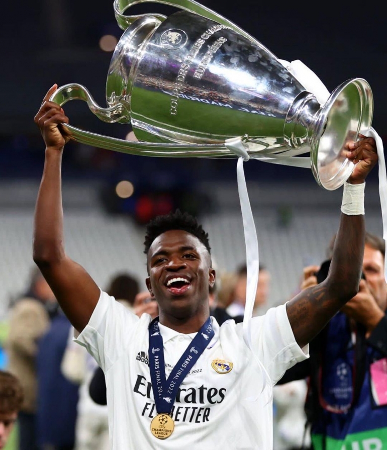 Vinicius Jr. mengangkat trofi Liga Champions. Foto: akun instagram @vinijr