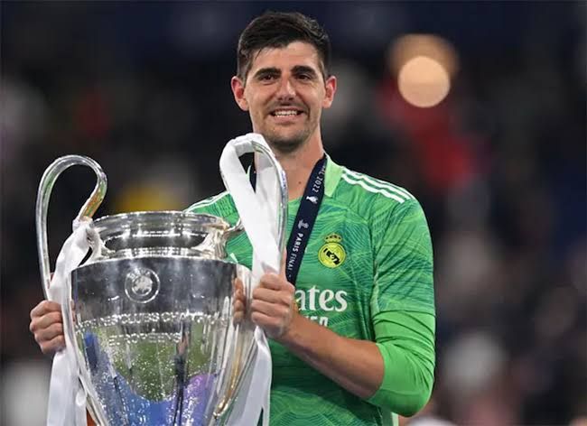 Thibaut Courtois dan trofi Liga Champions musim ini (JPNN.com)