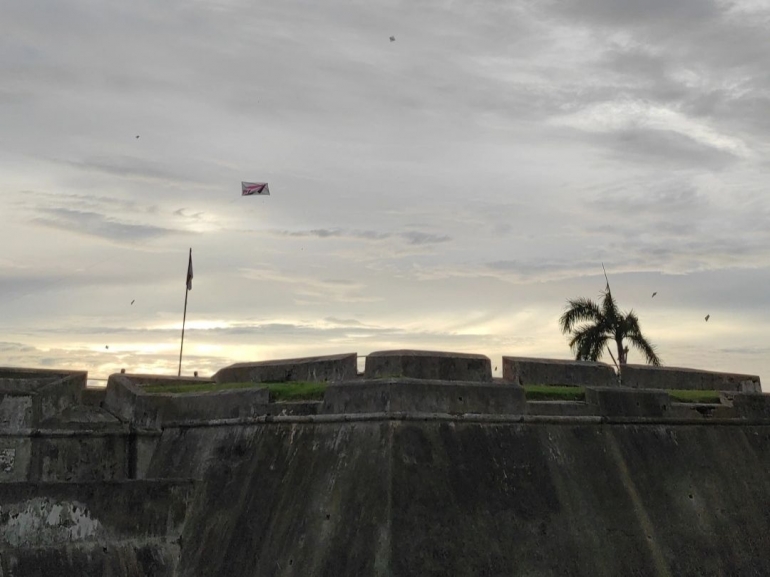 Layang-layang menghiasi langit Benteng Marlborough Bengkulu (dok.pribadi)