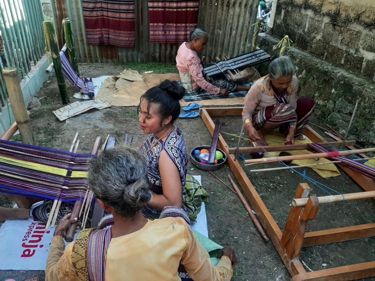 Dok/Istimewa:  Perempuan Suku Helong sedang menenun
