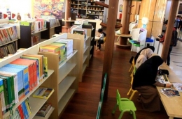 Orang tua bisa ikut membaca buku sambil menemani anak di Children Library Perpustakaan Soeman HS (Virda Elisya/JawaPos.com) 