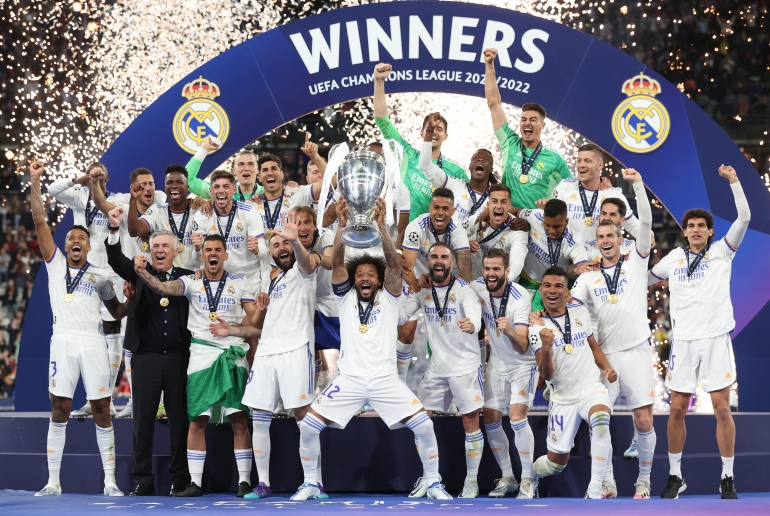 Euforia para pemain Madrid setelah jadi juara Liga Champions ke-14 kalinya (Sumber : https://twitter.com/ChampionsLeague)