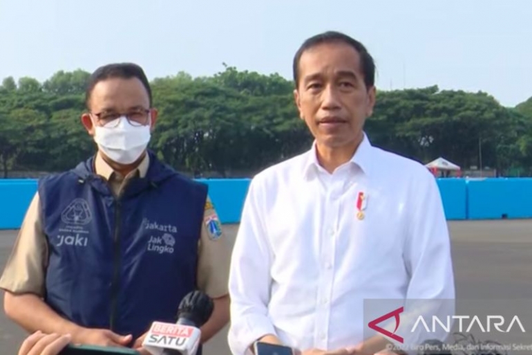 Presiden Jokowi dan Anies meninjau pembangunan Sirkuit    Formula E di Ancol|Foto : Antaranews.