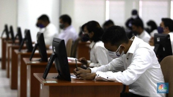Sejumlah peserta seleksi ASN/PNS yang tengah mengerjakan tes (Gambar: cnbcindonesia.com)