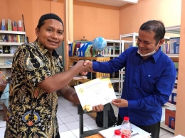 Penyerahan piagam penghargaan oleh Dosen Pebimbing kepada Guru pamong