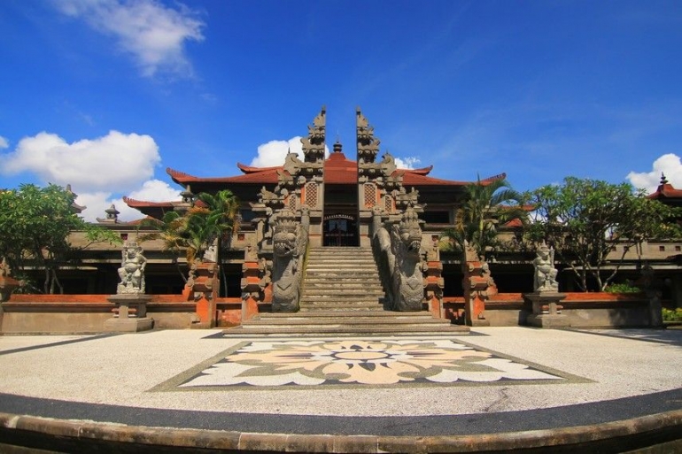 gerbang Taman Budaya Bali (www.indonesiakaya.com)