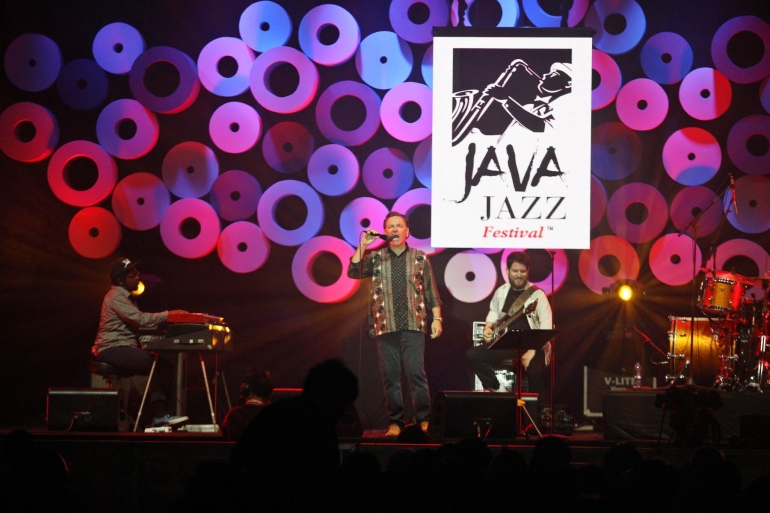  Kurt Elling, peraih Grammy Awards 2021 tampil di hadapan ratusan penggemar jazz di JJF 2022. | Foto: mediaindonesia.com 