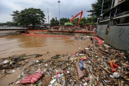 Sampah menyumbat pintu air Manggarai (Sumber: kompas.com)