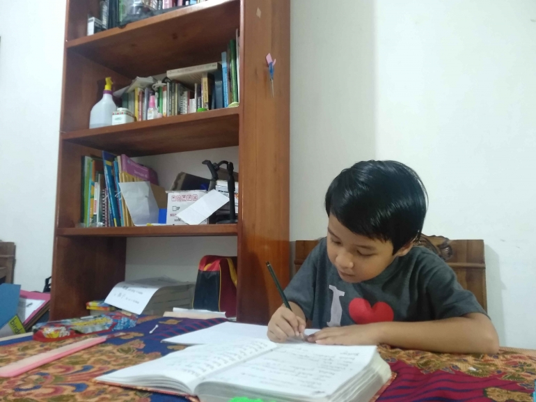  Dukungan Orangtua, Anak diberi waktu untuk disiplin belajar mandiri (foto: dokpri, 20/09/2021)