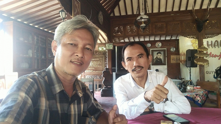 Nanung Astoto (kanan) ketua komunitas GRSS dan penulis (kiri) di sela acara halal bihalal. | Dokpri 