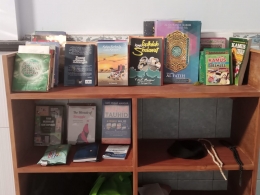 Foto perpustakaan mini, terdiri dari buku agama, bisnis, novel karya bersama dan buku solo karya salah saru teman K ners. Dokumentasi yuliyanti