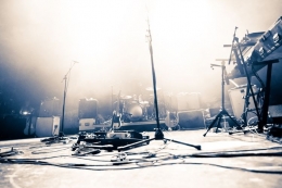 Ilustrasi panggung musik. (sumber: SHUTTERSTOCK/BENOIT DAOUST via kompas.com)