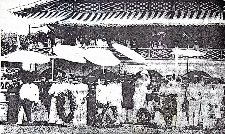 Foto suasana kegiatan pacuan kuda bupati, anggota militer dan tokoh perkebunan teh di Tegallega, diambil sekitar tahun 1905 saat penyerahan hadiah.