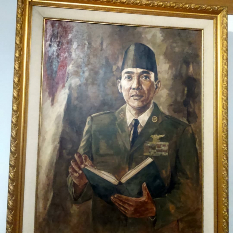 Gambar diambil dari milik pribadi. Lokasi gambar berada pada Makam Presiden Ir. Soekarno, Blitar, Jawa Timur.