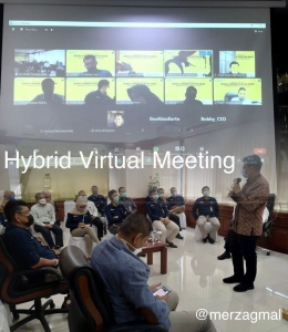 Image:Hybrid virtual meeting meruapak hal umum dalam bekerja saat ini (by Merza Gamal)