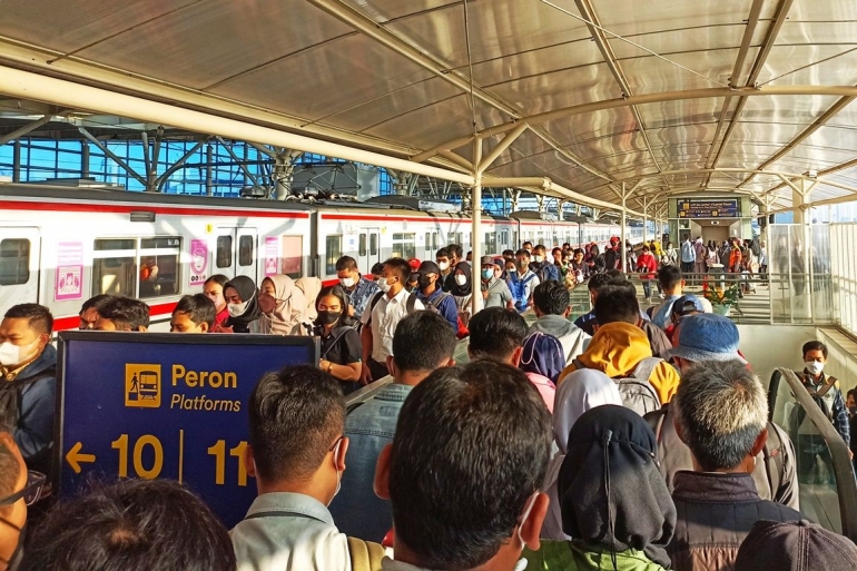 Lautan manusia di Stasiun Manggarai (foto by widikurniawan)