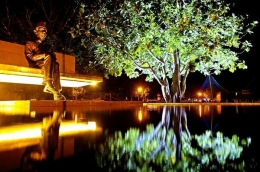 Patung Soekarno dibawah pohon sukun di Ende, dalam perenungan gagasan dasar negara. Sumber gambar: National Geographic Indonesia