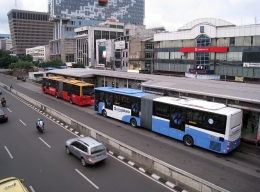 Bus TransJakarta di Halte Harmoni Sumber Wikipedia