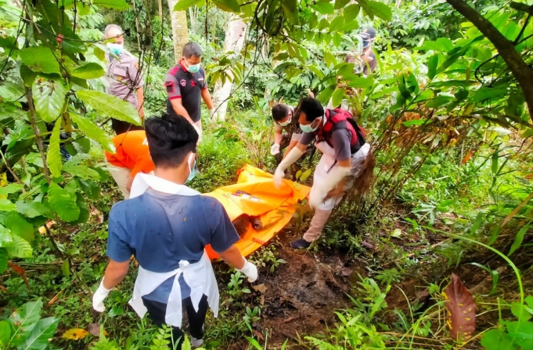 Jasad BD, warga Kecamatan Selorejo ditemukan membusuk di lahan perkebunan kopi Rabu, (1/6/2022) - Dok. Polres Blitar