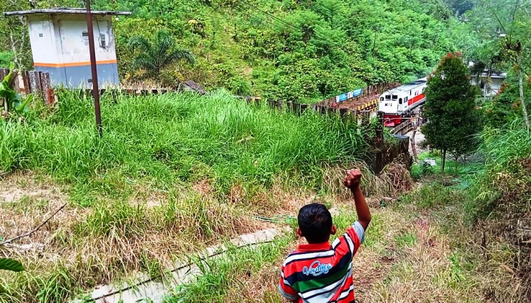 Kereta Api Mutiara Timur Siang bersiap memasuki Terowongan Mrawan. Sumber: Dokumentasi Pribadi 