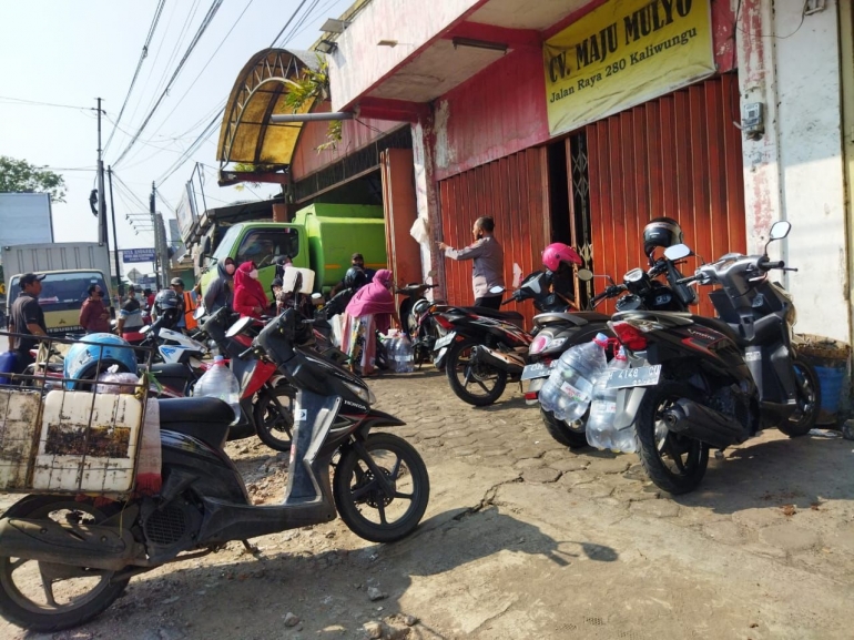 Warga mulai berdatangan mengantri untuk membeli minyak goreng curah di Pasar Kaliwungu, Kendal, Senin (28/3). (Foto: Tegar Setiawan)