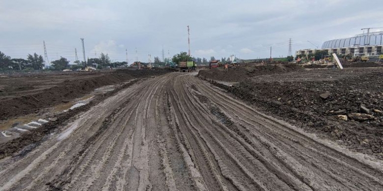Proses pengerasan lokasi sirkuit Formula E Jakarta di kawasan Taman Impian Jaya Ancol, Jakarta Utara, Rabu (23/2/2022).(KOMPAS.com/SINGGIH WIRYONO)