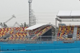 Atap di salah satu tribun di arena sirkuit Formula E Jakarta ambruk.(Facebook Roby Bryan Ant)