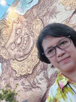 Dokumentasi pribadi. Aku dengan Rahwana di lukisan dinding GWK, Bali