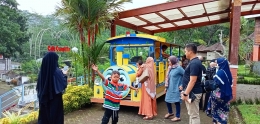 Bersiap menaiki Kereta Api Mini di Rest Area n Cafe Gumitir. Sumber: Dok. Pribadi